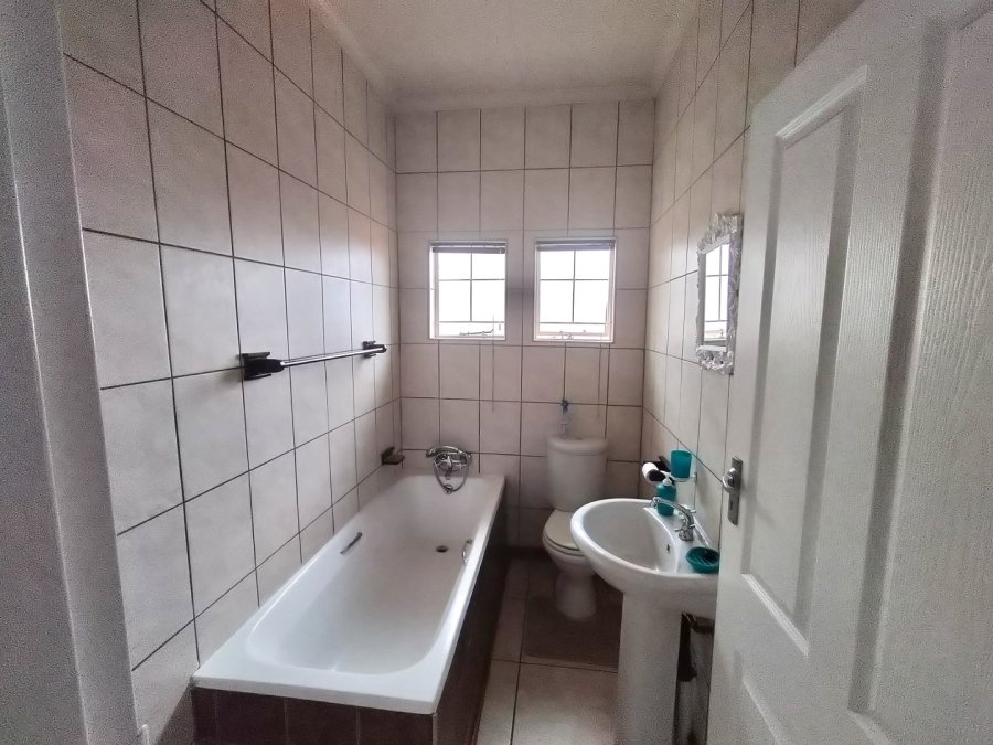 3 Bedroom Property for Sale in Langenhovenpark Free State